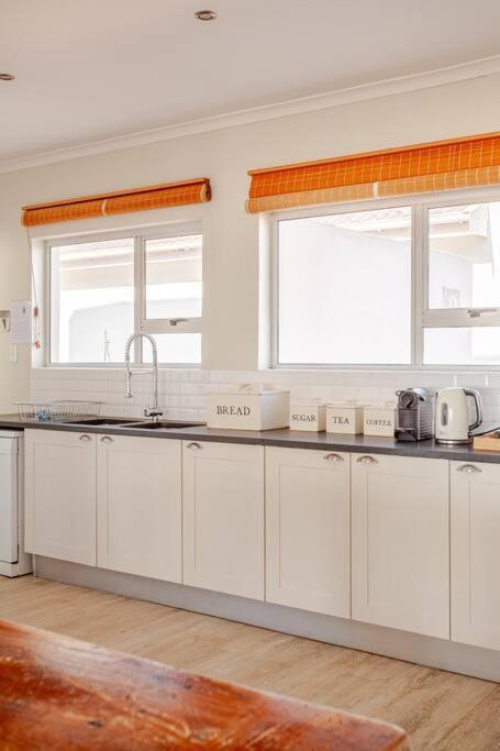 La Petite Baleine Oceanfront Luxury Villa De Kelders Εξωτερικό φωτογραφία
